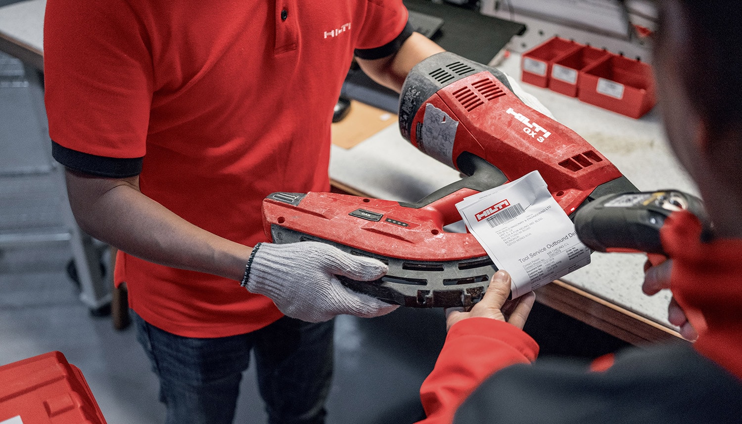 Uma ferramenta a ser reparada no serviço de reparações da Hilti