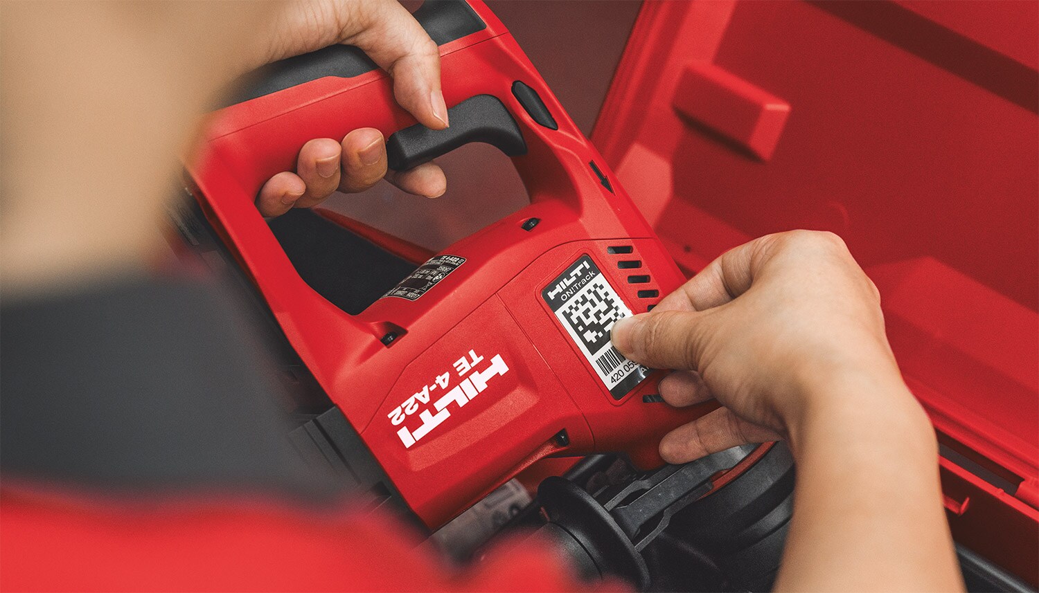 Etiquetagem de uma ferramenta Hilti com uma etiqueta ON!Track