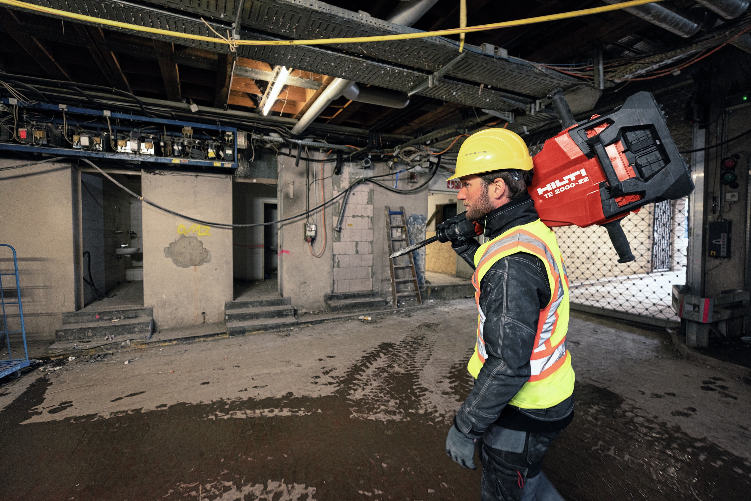 Utilização do cinzel TE 2000 num estaleiro de construção montado no ombro