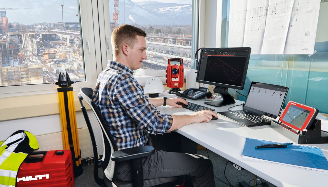 Engenheiro a utilizar as soluções e os softwares de implantação da Hilti