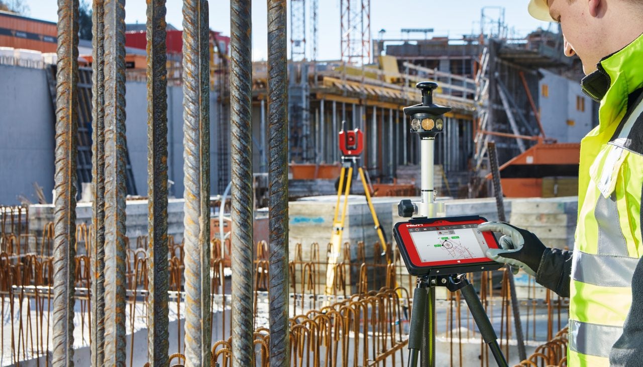 colaborador em obra a utilizar um tablet PLC 400