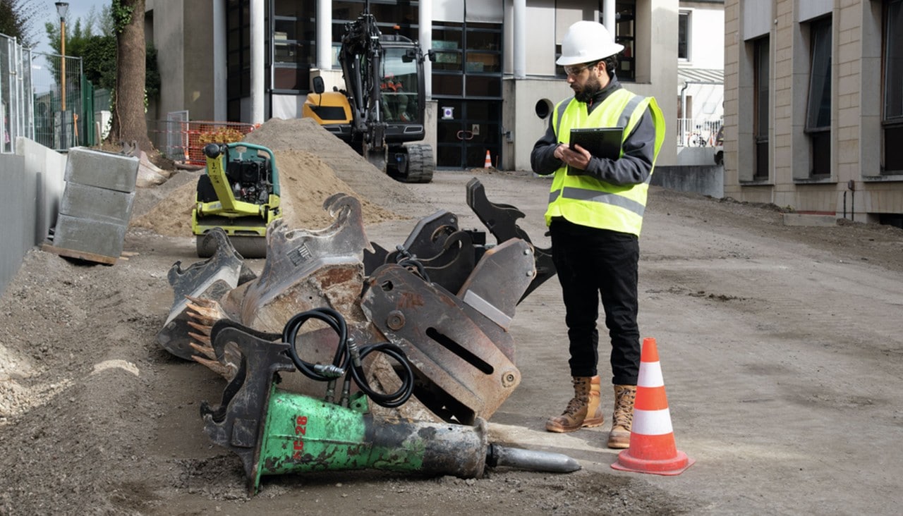 Um trabalhador num local de trabalho de construção