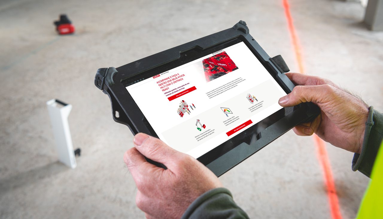 Um cliente Hilti segura um tablet num estaleiro