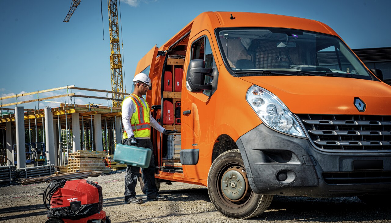 Um trabalhador num local de trabalho de construção, junto ao seu camião