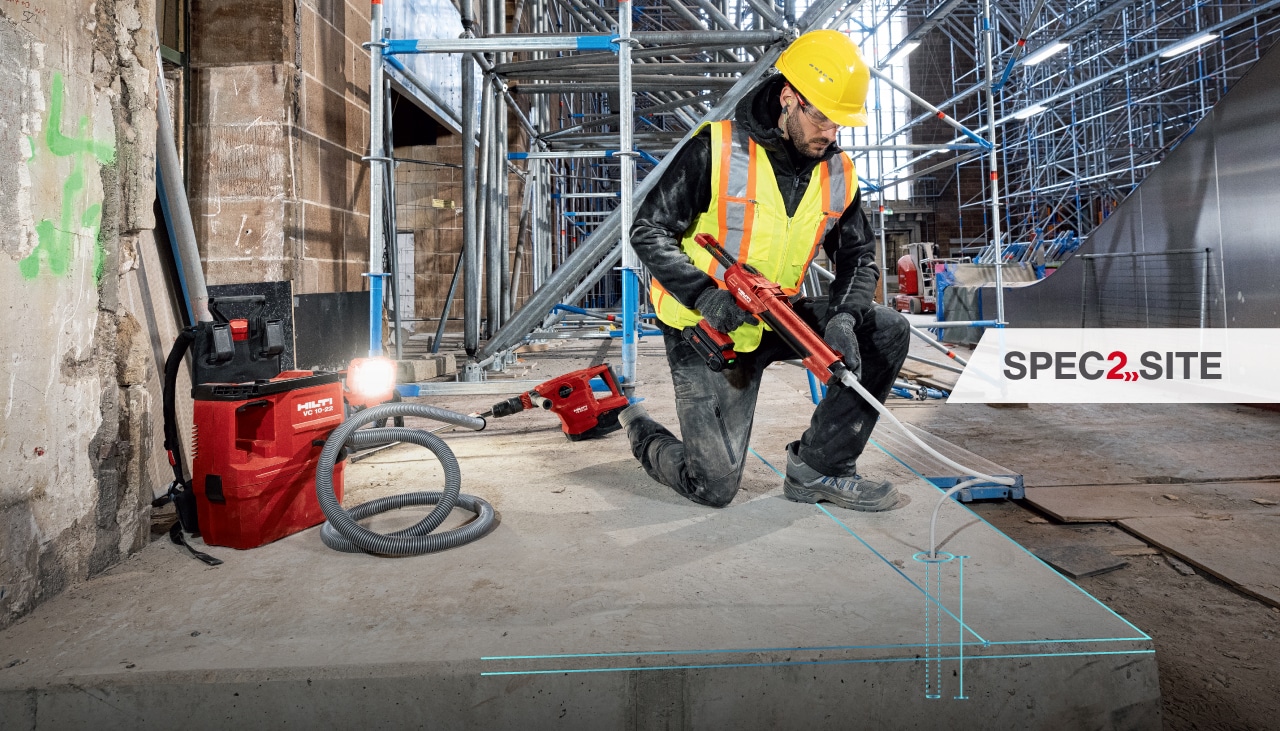 Um trabalhador aplica uma ancoragem química num furo utilizando um doseador Hilti