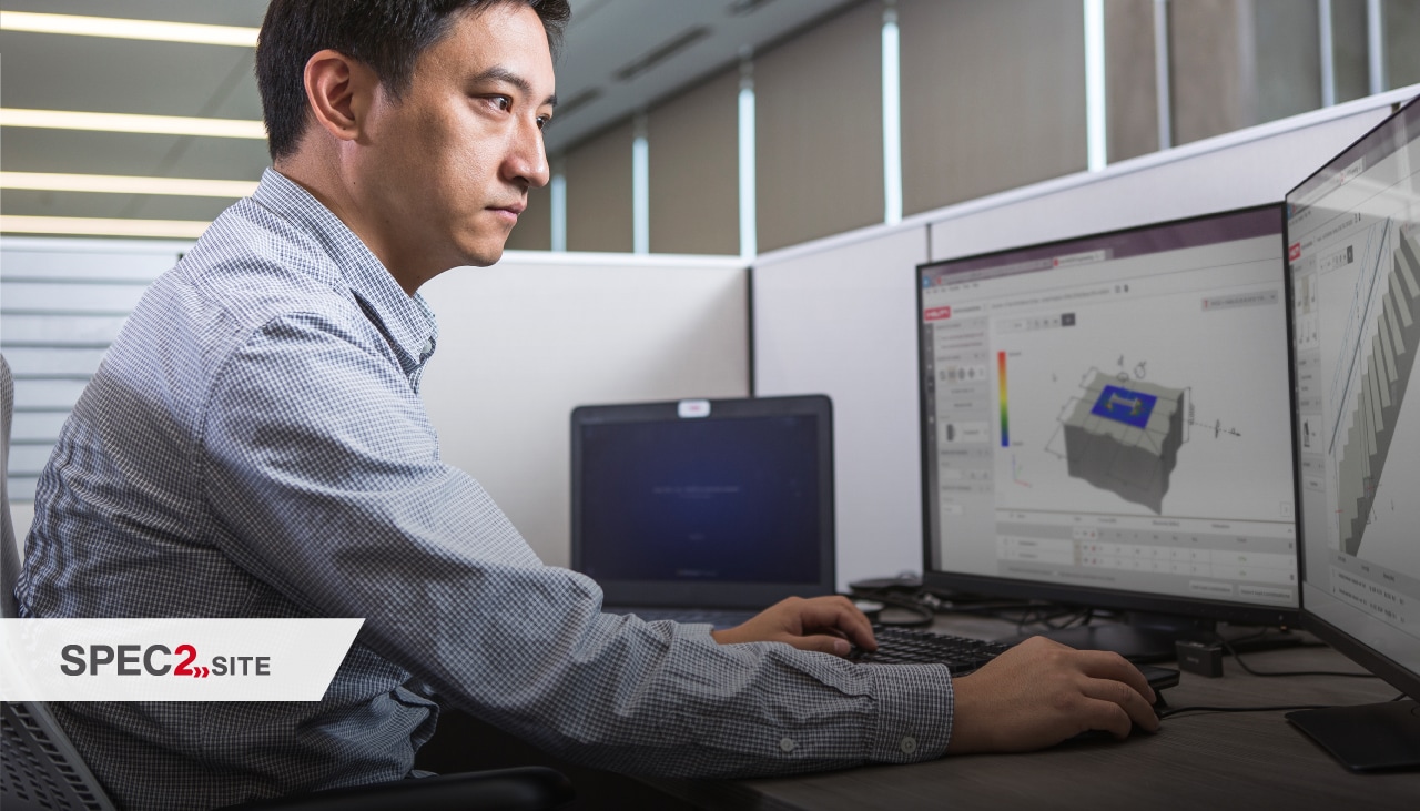 Um engenheiro trabalha com o software PROFIS Engineering