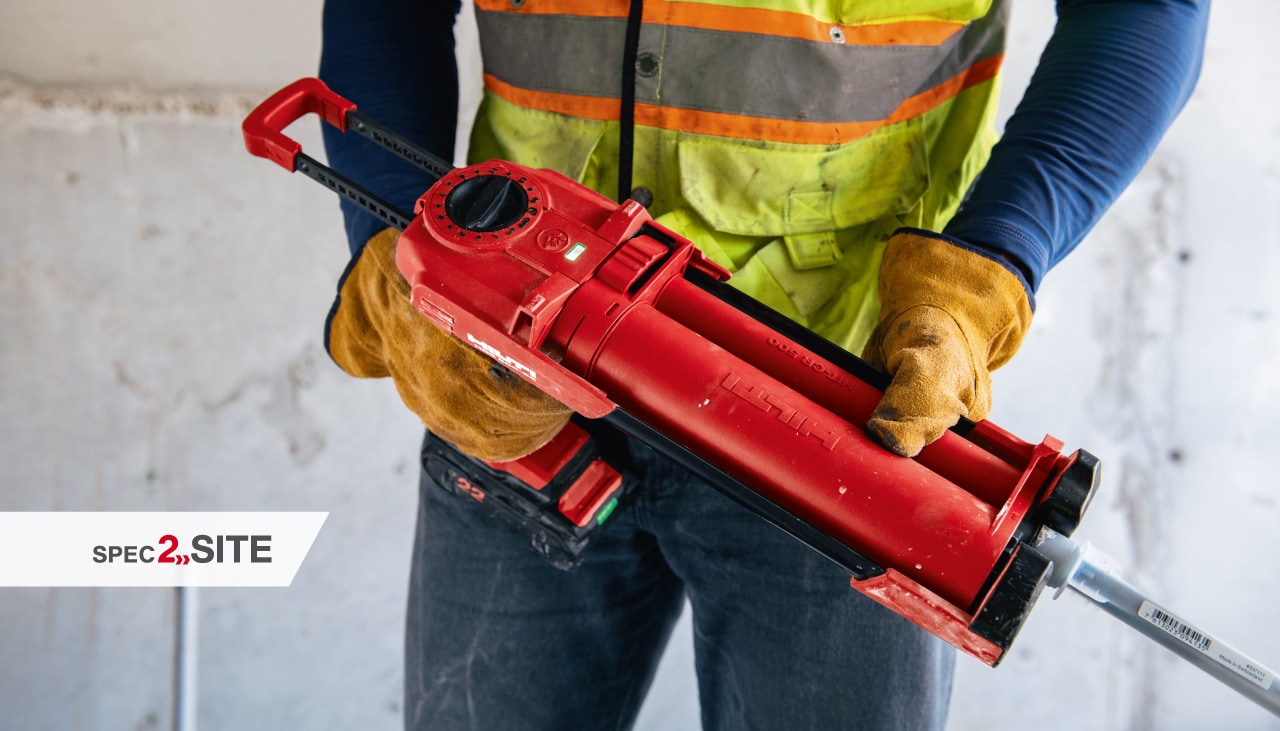 Um empreiteiro instala uma ancoragem em betão 