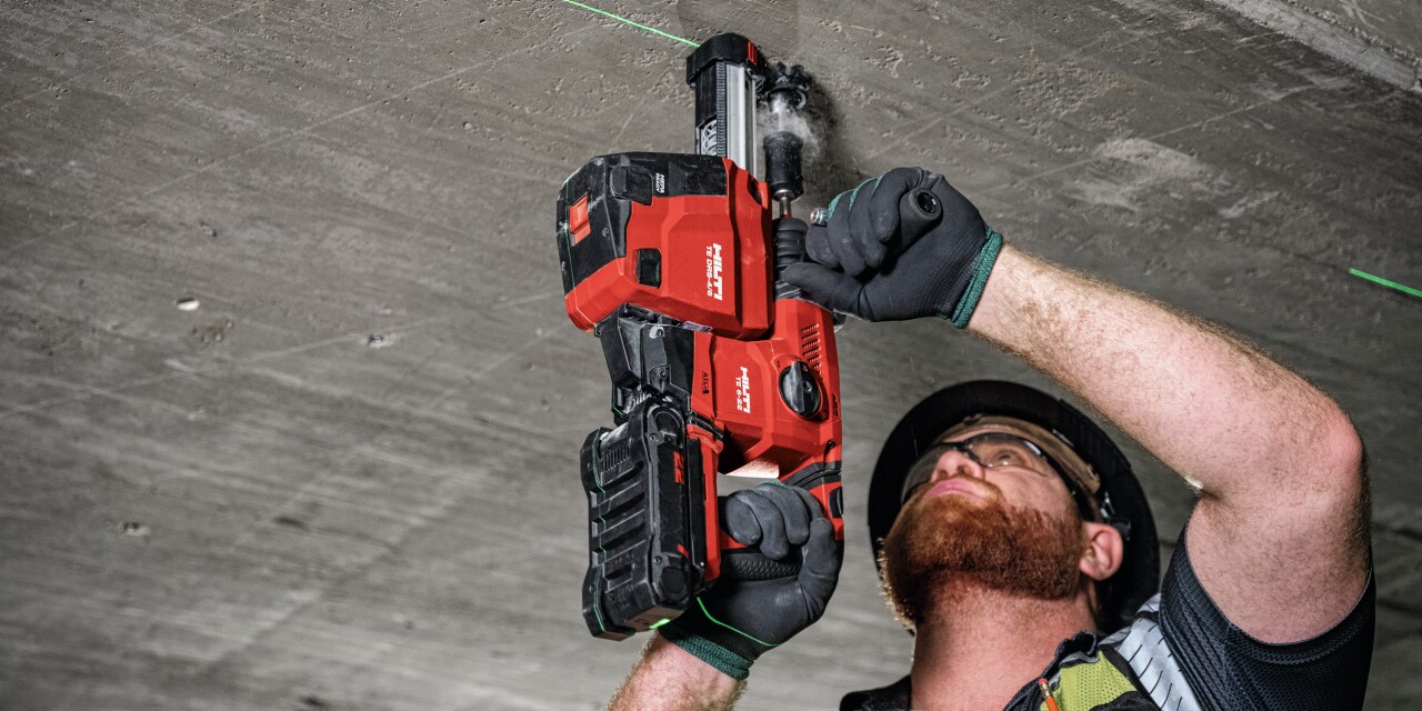 colaborador a perfurar o teto com uma ferramenta Hilti