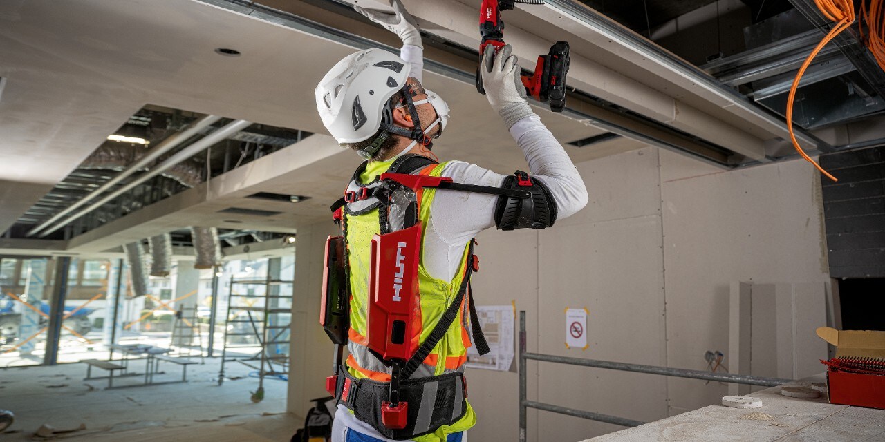 colaborador com um exoesqueleto Hilti para trabalhos acima do nível dos ombros
