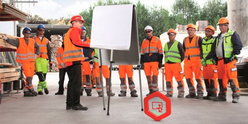 colaborador Hilti a dar formação de saúde e segurança