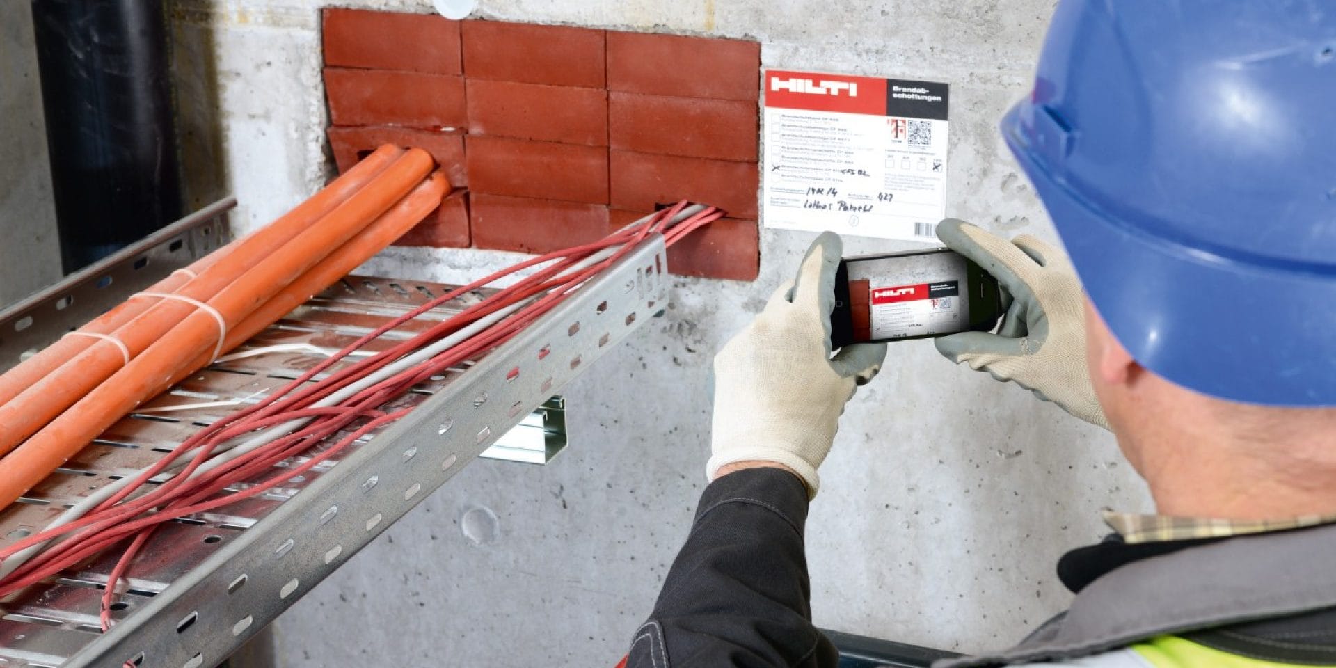Um operário faz a digitalização no software de proteção contra incêndios da Hilti