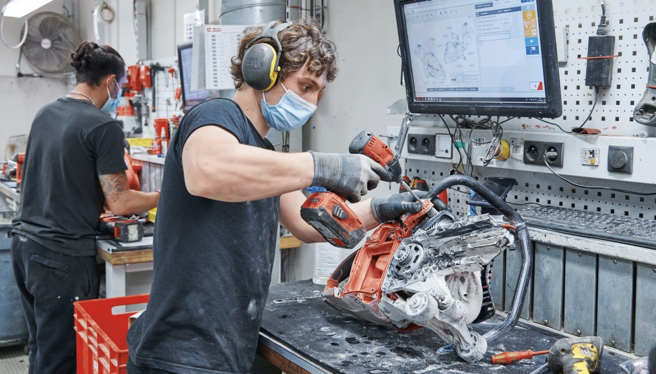 Um técnico da Hilti repara uma máquina num centro de reparação