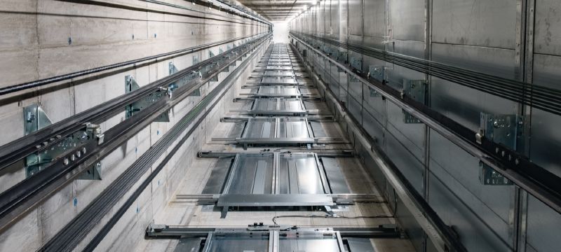 Varão roscado HAS-D Varão roscado dinâmico de elevado desempenho para atravessamentos e pré-fixações com ancoragens químicas de injeção híbridas (aço carbono) Aplicações 1