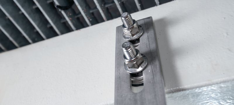 Cavilhas roscadas com anilha de vedação F-BT-MR SN Cavilhas roscadas em aço inoxidável para utilizar com equipamento Hilti Stud Fusion que incluem anilha de vedação e porca de segurança com flange Aplicações 1