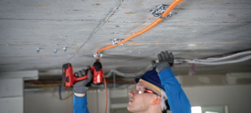 Pega única para cabos X-EAS-FE MX Suporte metálico retraído para cabos agrupados, para usar com pregos em pente ou ancoragens em tetos ou paredes Aplicações 1