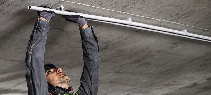 Grampo metálico para tubos X-EKS MX (02) Grampo metálico de plástico para tubos otimizado para pregos em fita e compatível com uma grande variedade de métodos de fixação e materiais base Aplicações 1