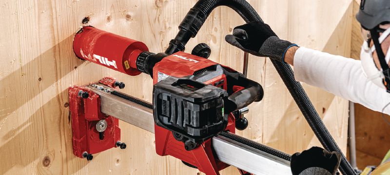 DD 150-U-22 Caroteadora a bateria Caroteadora a bateria para perfurações manuais ou com coluna de 52 a 162 mm (2 – 6-3/8) em betão Aplicações 1